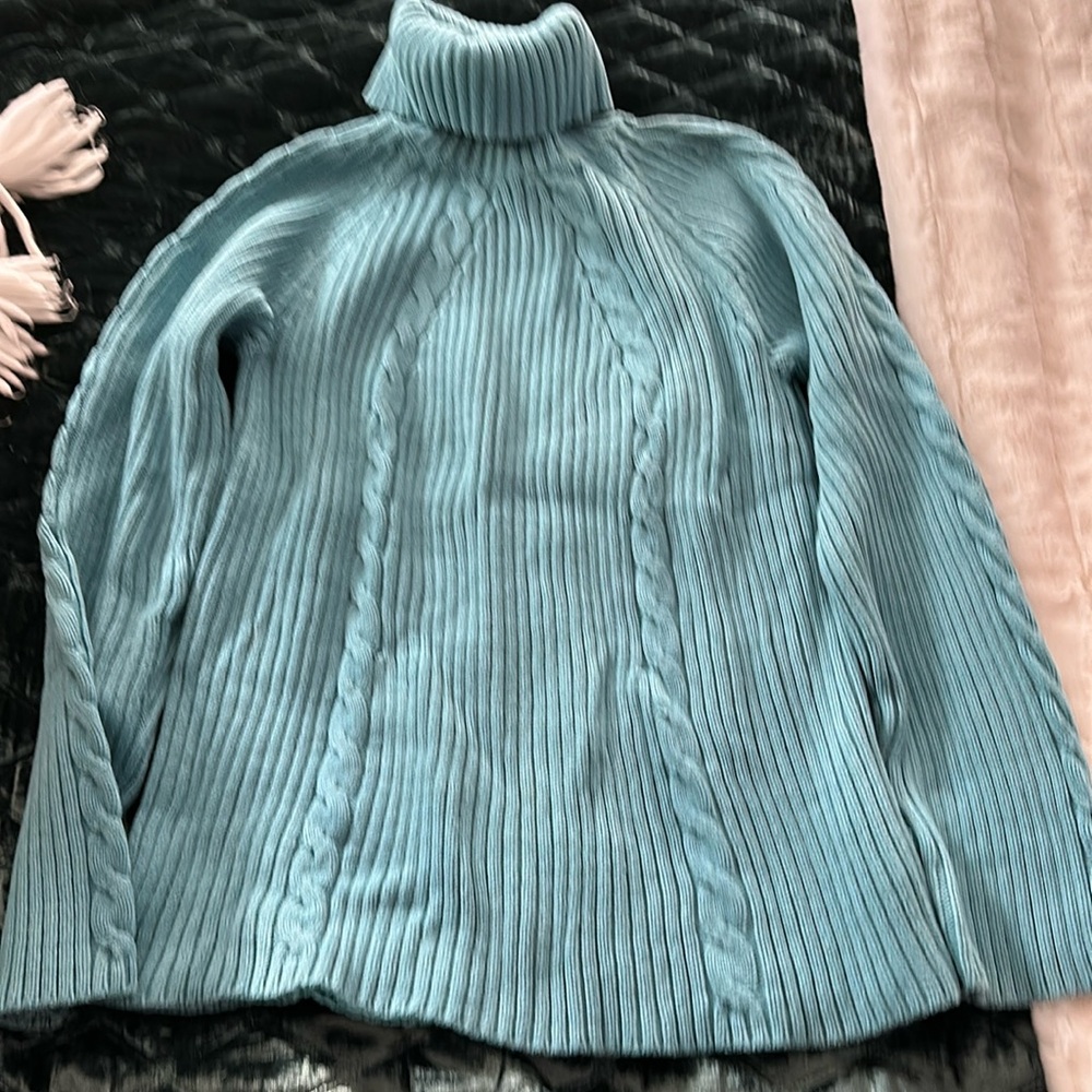 Liz Claiborne pretty turquoise ribbed cable knit sweater